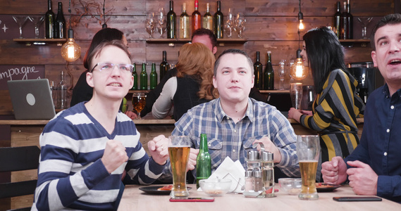 三个男人在酒吧喝酒看球看世界杯视频
