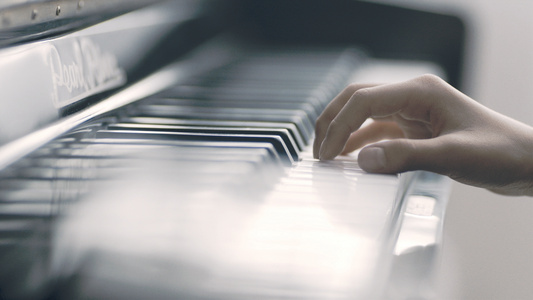 弹钢琴 背影 视频