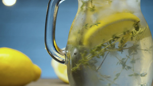 用百香搅拌柠檬汁26秒视频