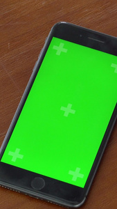 木头背景下的绿幕手机视频抠像绿色屏幕视频