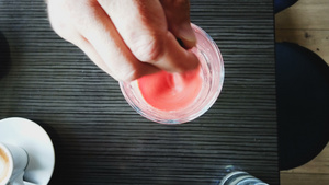 将草莓果汁冰饮料倒入玻璃杯中搅拌15秒视频