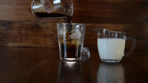有冰的咖啡有三种成分分散在杯子上25秒视频