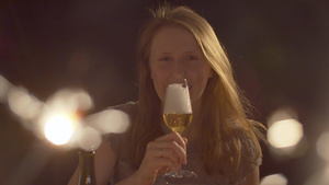 喝香槟的美丽的年轻女子33秒视频