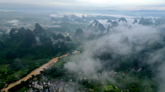 航拍桂林早晨烟雨漓江自然风光视频