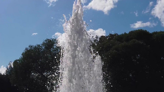 关闭喷泉喷泉喷气式喷气机以慢动向向上飞升视频