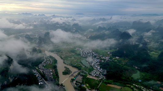 航拍桂林早晨烟雨漓江自然风光视频