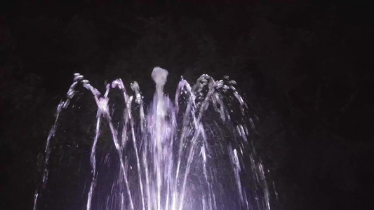 黑暗中彩色喷泉的缝合视频