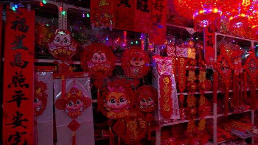 集贸市场红红火火的新春对联灯笼视频