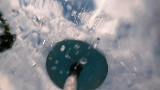 水滴从游泳池的喷水式喷水器上掉落到摄像机上视频