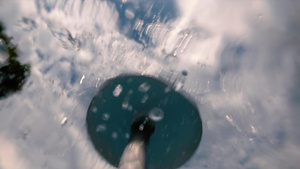 水滴从游泳池的喷水式喷水器上掉落到摄像机上24秒视频