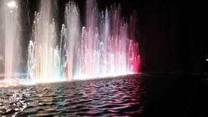 彩色喷泉和水表面18秒视频