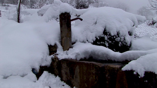 雪中古老的石头喷泉视频