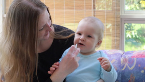 妈妈给婴儿用鼻腔喷雾剂12秒视频