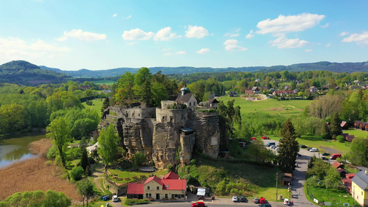 捷克北部波希米亚斯洛普城堡的鸟瞰图Sloup岩石城堡视频