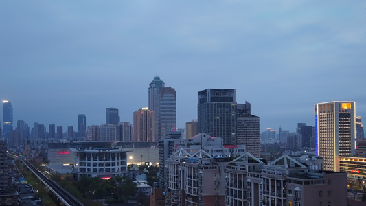 城市夜景延时摄影阴雨天气快速流动的云视频