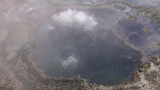 沸水起泡器间歇泉有主要喷发的活跃间歇泉美国怀俄明州视频