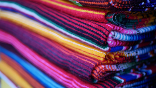 五颜六色的墨西哥羊毛serape毛毯质地编织装饰生动视频