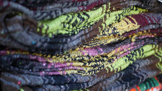 五颜六色的墨西哥羊毛serape毛毯质地编织装饰生动视频