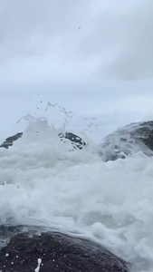 海边浪花拍打在礁石上慢镜头视频