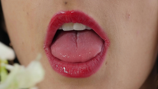 一个年轻女人伸出舌头视频