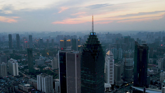 环绕航拍晚霞下的武汉金融区建筑群延时视频