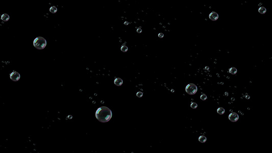 漂浮在空气中的水泡对着黑色视频