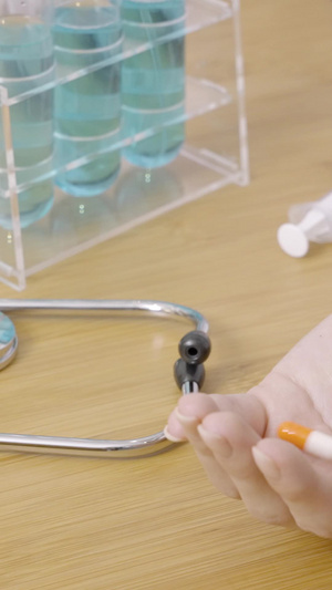 医院仪器药物洒落医生手上新产品10秒视频