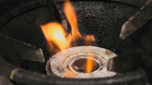 厨房煤气的炉火在燃烧8秒视频