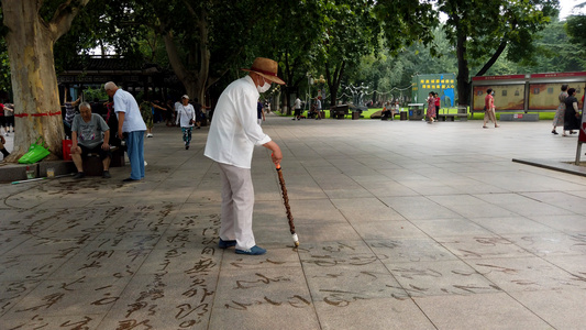 4K广场写书法的老人【该视频无路人肖像权】视频
