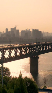 环绕航拍日落时分的武汉长江大桥和电视塔视频