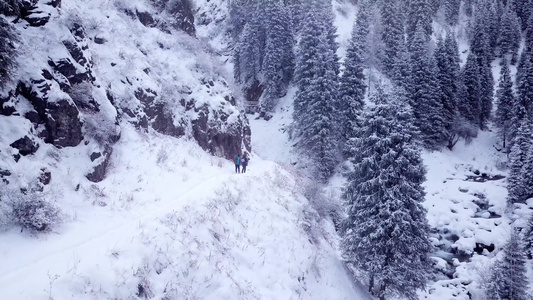 一群人走过一片雪地峡谷视频