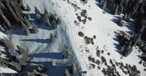 一个人在雪坡上行走17秒视频