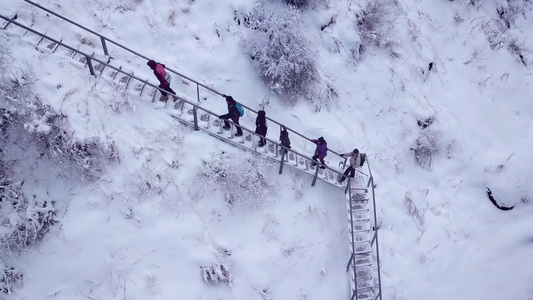 一群人在山上攀登铁梯视频
