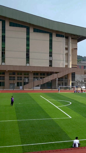 实拍足球场大学生踢足球延时摄影运动场15秒视频