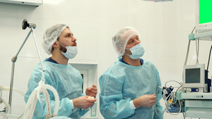 外科医生用手指着监视器12秒视频