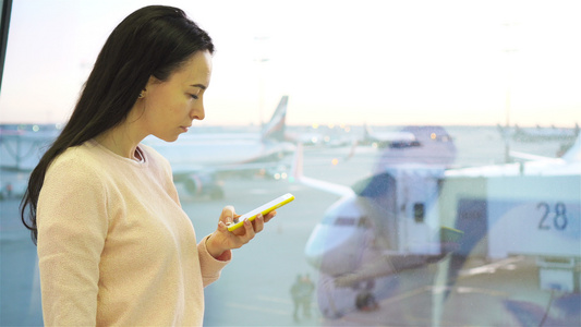 航空公司乘客在机场休息室等待飞行飞机白种女人在大飞机视频