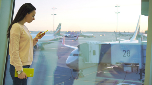 航空公司乘客在机场休息室等待飞行飞机白种女人在大飞机视频