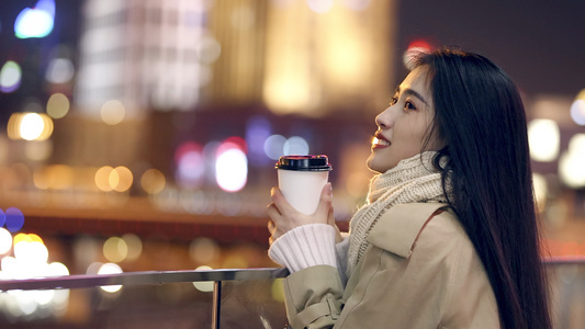 4K都市夜晚拿着咖啡的美女升格视频视频