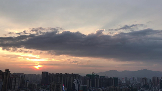 夕阳下的城市楼房视频