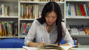 图书馆的女学生学习情况16秒视频