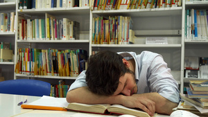 男人睡在图书馆7秒视频