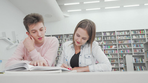 两个大学生朋友在图书馆一起学习的低角角度镜头照片来自11秒视频