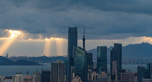 4K延时青岛城市高楼与胶州湾上空的耶稣光17秒视频