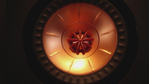 圆形的铜扬声器在振动17秒视频