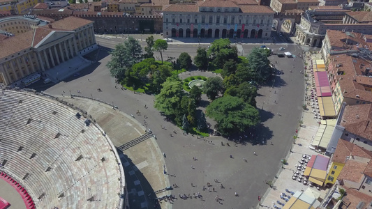 Italy无人机正在从胸罩正方形上方拍攝视频
