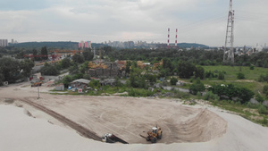 挖掘机将沙子装入自卸车乌克兰基辅工业城区的大堆沙场28秒视频