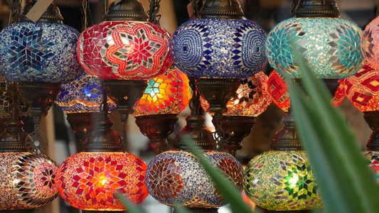 从玻璃马赛克发光的五颜六色的土耳其灯阿拉伯多色正宗视频