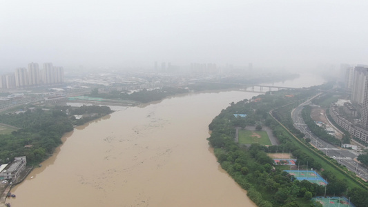航拍河流涨洪水视频