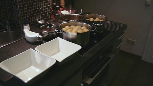 在家厨房煮马铃薯视频
