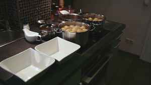 在家厨房煮马铃薯13秒视频